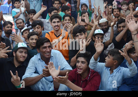 Lahore, Pakistan. 19 giugno 2017. Il pakistan cricket tifosi guardare il cricket match finale tra il Pakistan e l'India in un centro commerciale per lo shopping. Il Champions Trophy partita finale tra India e Pakistan si svolge al ovale a Londra. Credito: Rana Sajid Hussain/Pacific Press/Alamy Live News Foto Stock