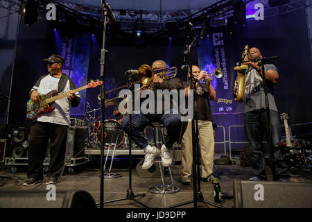 Worm, Germania. Il 18 giugno, 2017. Fred Wesley e il nuovo JB's esibirsi dal vivo sul palco del 2017 Jazz e gioia Festival in worm. Credito: Michael Debets/Pacific Press/Alamy Live News Foto Stock