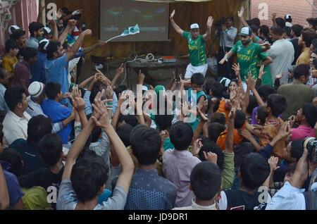 Lahore, Pakistan. 19 giugno 2017. Il pakistan cricket tifosi guardare il cricket match finale tra il Pakistan e l'India in un centro commerciale per lo shopping. Il Champions Trophy partita finale tra India e Pakistan si svolge al ovale a Londra. Credito: Rana Sajid Hussain/Pacific Press/Alamy Live News Foto Stock