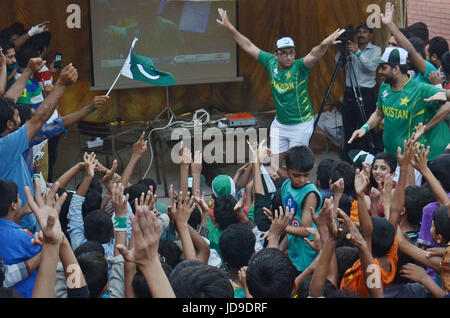 Lahore, Pakistan. 19 giugno 2017. Il pakistan cricket tifosi guardare il cricket match finale tra il Pakistan e l'India in un centro commerciale per lo shopping. Il Champions Trophy partita finale tra India e Pakistan si svolge al ovale a Londra. Credito: Rana Sajid Hussain/Pacific Press/Alamy Live News Foto Stock