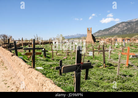 Un nativo cimitero americano di Taos, Nuovo Messico, Stati Uniti Foto Stock