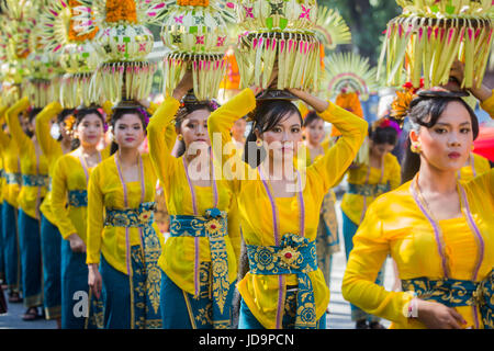 Il tradizionale design Balinese cerimoniale di costume indossato dalle donne presso la street parade il giorno di apertura del Bali Arts Festival 2017 offerte di trasporto sui capi Foto Stock