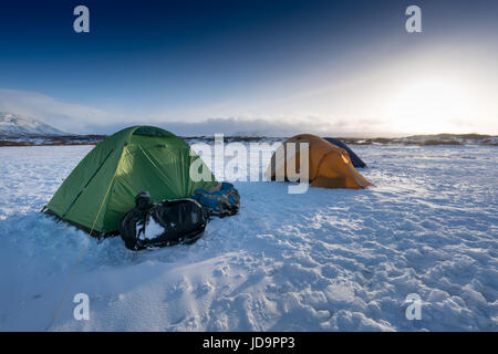 Verde e arancione tende in paesaggi innevati, Islanda, l'Europa. Natura Islanda 2017 freddo inverno Foto Stock