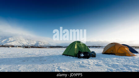 Verde e arancione tende in paesaggi innevati, Islanda, l'Europa. Natura Islanda 2017 freddo inverno Foto Stock