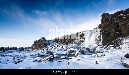 I turisti alla ricerca in vista della cascata e scogliera, Islanda, l'Europa. Natura Islanda 2017 freddo inverno Foto Stock