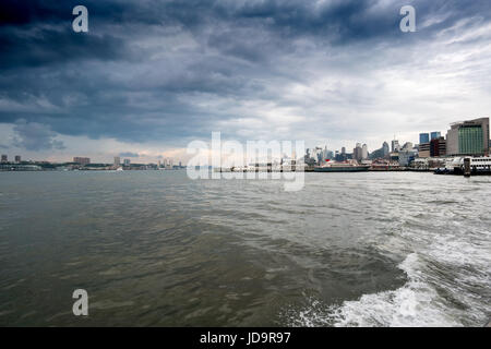 Vista su tutta l'acqua verso il edifici distanti, New York, Stati Uniti d'America. 2016 città urbana negli Stati Uniti d'America Foto Stock