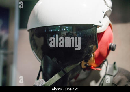 Closeup colpo di testa della persona che indossa il jet casco pilota con la visiera, in interni. Foto Stock
