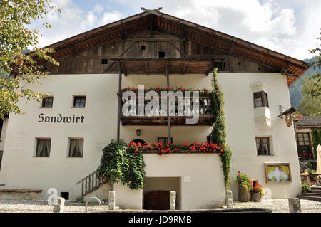 Historic guesthouse Sandwirt, Alto Adige Foto Stock