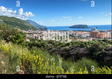 Paesaggio panoramico della riviera di Budva. Balcani, mare Adriatico, l'Europa. Vista dalla cima della montagna Foto Stock