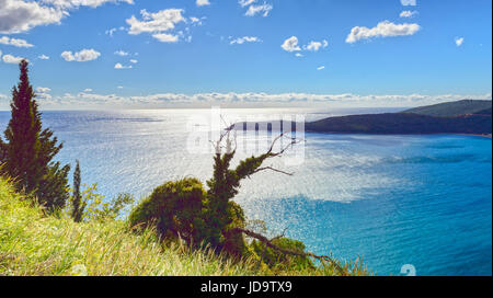 Paesaggio panoramico in Montenegro. Fantastica vista del cielo nuvoloso. Balcani, mare adriatico, Europa Foto Stock