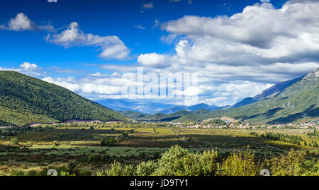 Paesaggio del Montenegro. Cielo blu e nuvole bianche in montagna Foto Stock