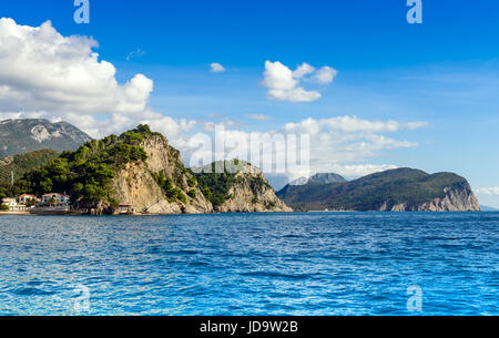 Paesaggio panoramico in Montenegro. Vista fantastica della Petrovac town bay. Balcani, mare adriatico, Europa Foto Stock