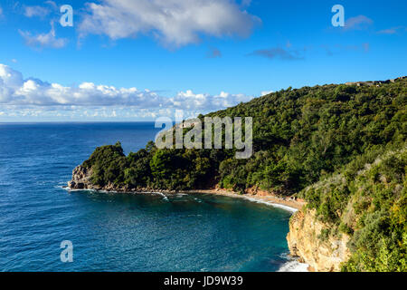 Paesaggio panoramico della riviera di Budva in Montenegro. Fantastica vista del cielo nuvoloso. Balcani, mare adriatico, Europa Foto Stock