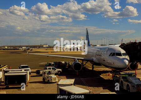 NEWARK, NJ - GIUGNO 07.17: Terminal A dell'Aeroporto Internazionale Liberty di Newark in New Jersey per aeromobili di Continental e JetBlue Foto Stock
