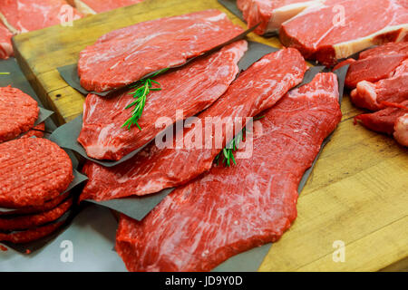 I prodotti a base di carne in piccola macelleria bistecche nei negozi Foto Stock