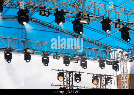 Faretti apparecchi montati sotto il tetto del sul palcoscenico all'aperto per l'illuminazione durante il concerto Foto Stock