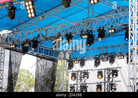 Fase esterna dotata di proiettori spotlight sistema prima del concerto Foto Stock