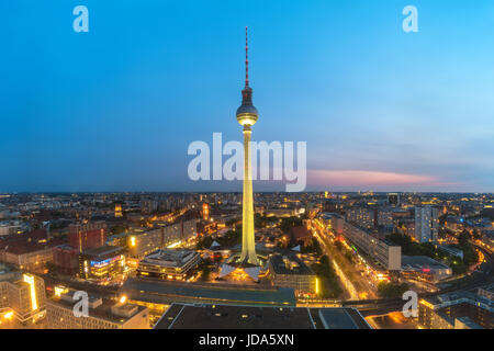 Berlin skyline della città durante il tramonto, Berlino, Germania Foto Stock