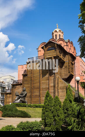 Golden Gate e statua di Yaroslav il Saggio tenendo un modello di Santa Sofia cattedrale, scena estiva, Kiev, Ucraina Foto Stock