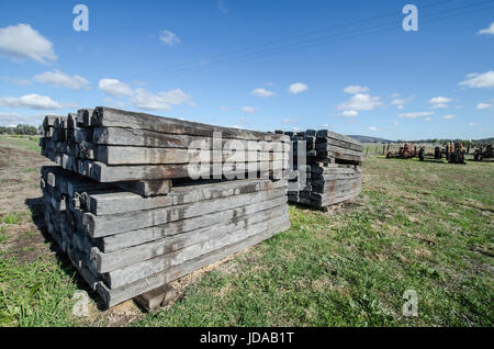 Una pila di legno utilizzate traversine ferroviarie. Foto Stock