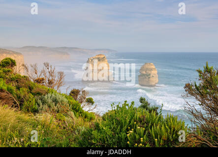 Due dei mitici ammassamenti calcarei dei dodici apostoli nel Parco Nazionale di Port Campbell - Great Ocean Road, Victoria, Australia Foto Stock