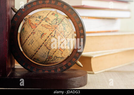 Globo e vecchi libri sulla scrivania. Foto Stock