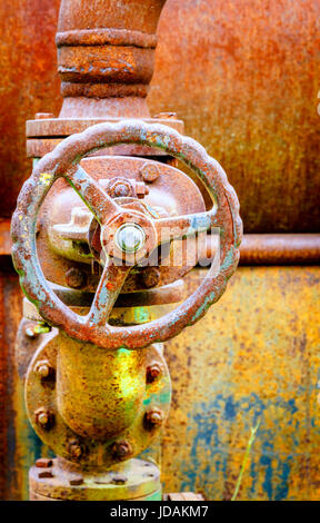 Close-up immagine di una valvola su un vecchio serbatoio caldaia su una miniera abandonned nel Michigan Foto Stock