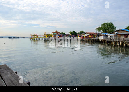 Hean Boo Tempio e case su palafitte visto dalla miscela di Molo Clan, uno dei sei Clan cinese sporti di Penang, George Town, Pulau Pinang, Malaysia. Foto Stock