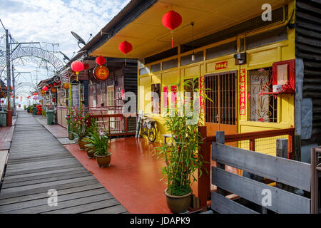 Casa e boardwalk su Lee Jetty, uno dei sei Clan cinese sporti di Penang, George Town, Pulau Pinang, Malaysia. Foto Stock