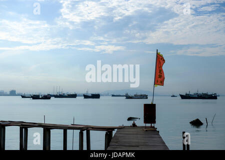 Vista del Porto di Penang dal lungomare di Lee Jetty, uno dei sei Clan cinese sporti di Penang, George Town, Pulau Pinang, Malaysia. Foto Stock