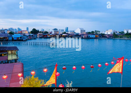 Il Clan sporti di Penang waterfront visto da di Hean Boo Tempio Thean al crepuscolo, George Town, Malaysia. Foto Stock