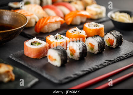 Delizioso sushi rotoli, e il nigiri sushi di Salmone rotoli Foto Stock