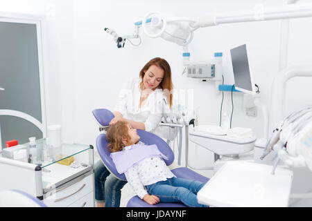 Dentista e bambino in cabinet Foto Stock