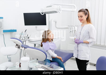 Dentista e piccola ragazza in cabinet Foto Stock