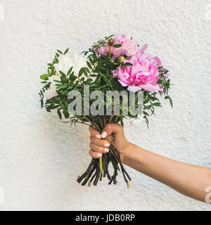 Mazzo di fiori di colore rosa e bianco peonia fiori Foto Stock