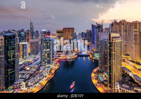 Vista spettacolare di una grande e moderna città di notte. Marina di Dubai Creek con grattacieli. Scenic skyline notturno. Meta turistica apprezzata. Foto Stock