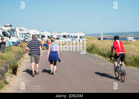 Millennium,costiere percorso,,escursioni in bicicletta,a piedi,roulotte,l'estate,a,Burry Port,vicino,Llanelli,West,Galles,U.K.UK, faro,beach,coastal,costa,all'aperto,all'aperto Foto Stock