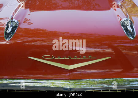 Vista ravvicinata del cofano di un 1957 Chevrolet fotografato in Sag Harbor, Long Island, New York Foto Stock