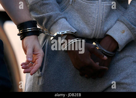 Una custodia Geoamey officer conduce un prigioniero in Lewes Crown Court in manette. Giugno 19, 2017. James Boardman / immagini con teleobiettivo Foto Stock