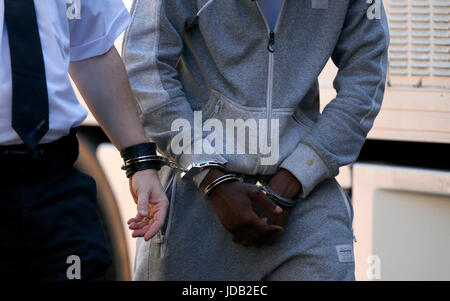 Una custodia Geoamey officer conduce un prigioniero in Lewes Crown Court in manette. Giugno 19, 2017. James Boardman / immagini con teleobiettivo Foto Stock