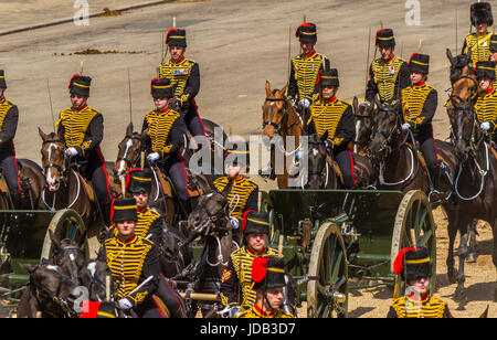 Soldiers from the Kings Troop Royal Horse Artillery on horses pull field gun carries at Trooping the Color, Horse Guards Parade London, UK Foto Stock