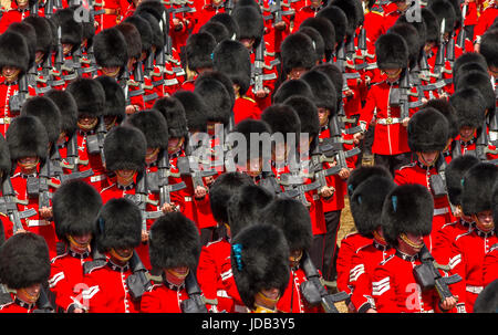 Soldati della Guardia Irlandese che marciano in stretta formazione a Trooping the Color o Queens Birthday Parade a Horse Guards, Londra, UK , 2017 Foto Stock