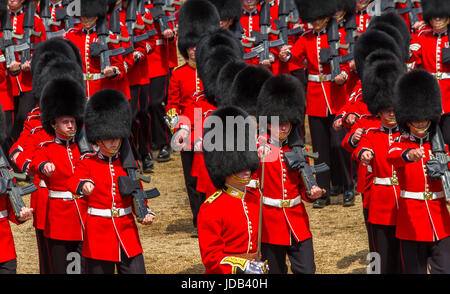 Soldiers of the Scots Guards marciare in formazione a Trooping the Color o Queens Birthday Parade at Horse Guards, Londra, UK , 2017 Foto Stock