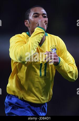 ROBINHO FESTEGGIA IL SUO OBIETTIVO IL BRASILE V ITALIA Emirates Stadium Londra Inghilterra 10 Febbraio 2009 Foto Stock