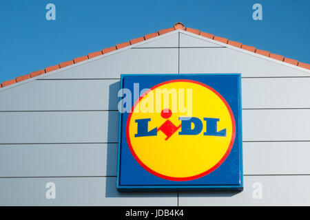 Lidl,segno,signage,a,i,store,a,Llanelli, Carmarthenshire,West,Galles,U.K.,UK, Tedesco,budget,valore,superstore,negozi,negozi,supermercato,uscita, Foto Stock