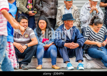 Banos de Agua Santa, Ecuador - 29 Novembre 2014: gruppo di ecuadoriani non identificato le persone in attesa di cominciare il carnevale annuale sulle strade di Banos de un Foto Stock