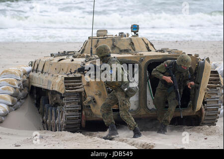 Il polacco di combattimento della fanteria veicolo BMP-1 sulla spiaggia durante la quarantacinquesima edizione DI ESERCITARE LE OPERAZIONI DEL BALTICO BALTOPS 2017 in Ustka, Polonia 14 Giugno 2017 Foto Stock