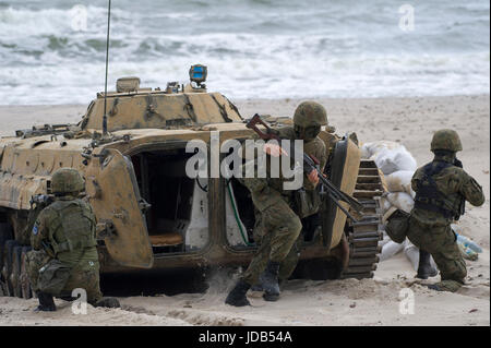 Il polacco di combattimento della fanteria veicolo BMP-1 sulla spiaggia durante la quarantacinquesima edizione DI ESERCITARE LE OPERAZIONI DEL BALTICO BALTOPS 2017 in Ustka, Polonia 14 Giugno 2017 Foto Stock