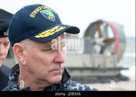 Vice Ammiraglio Christopher Grady U.S. 6 Il comandante della flotta navale, sorprendente e sostenere le forze NATO STRIKFORNATO Commander, U.S. Forze Navali Depu Europa Foto Stock