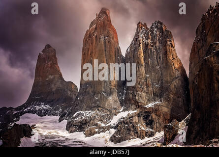 Incredibile Torres del Paine picchi, Patagonia, sud del Cile Foto Stock